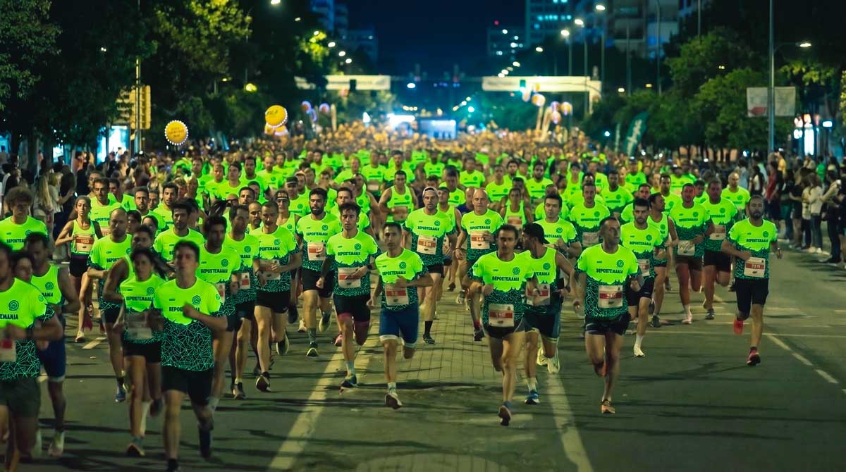 Marea amarilla del club en la Carrera Nocturna del Guadalquivir KH-7 Sevilla